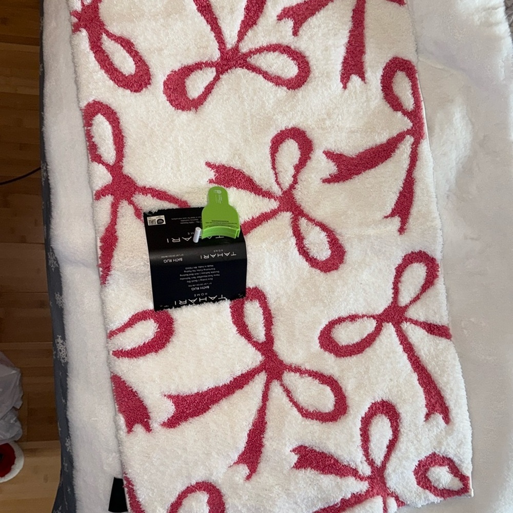 NEW Tahari pink Bow/ Ribbon Holiday Bathroom Rug🎀 🎀🎀🎀🎀
